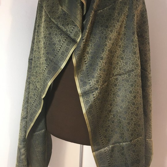 LIKE NEW CHINESE SUPER FINE SILK SHAWL IN BLACK AND GREEN PAISLT PRINT - Picture 3 of 5